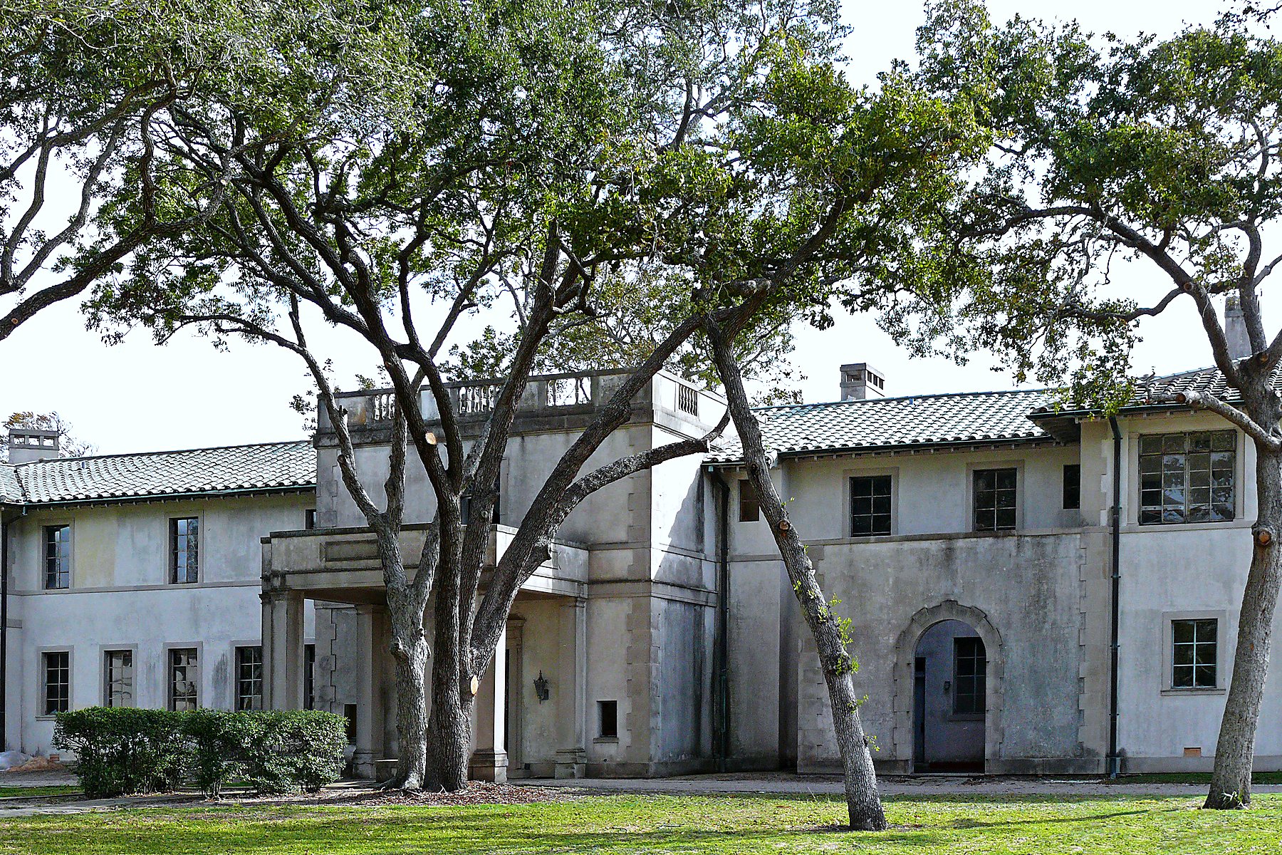Harris County bay-area estate exterior representing La Porte softwashing service
