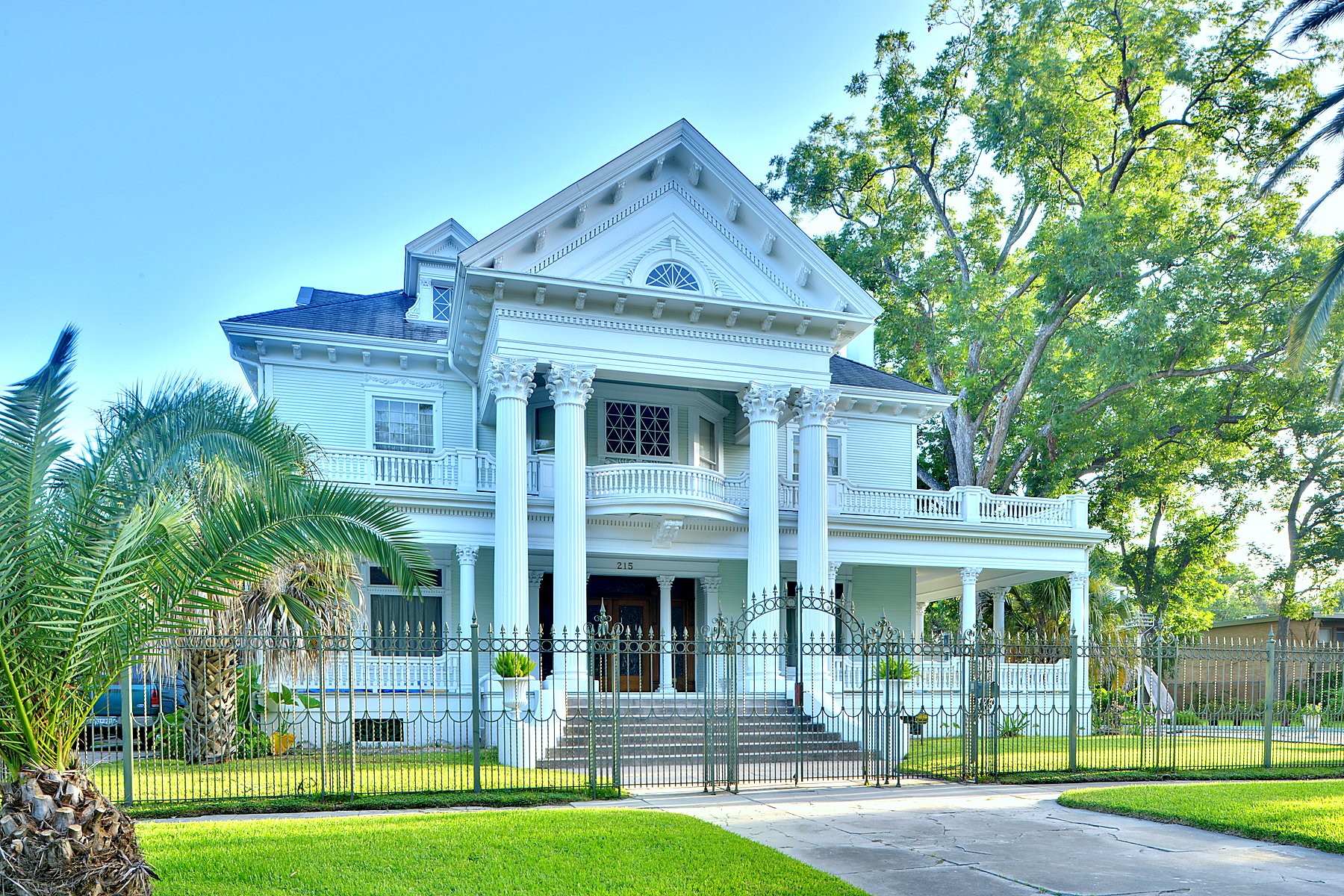 Historic Montrose residential exterior cleaned with professional softwashing